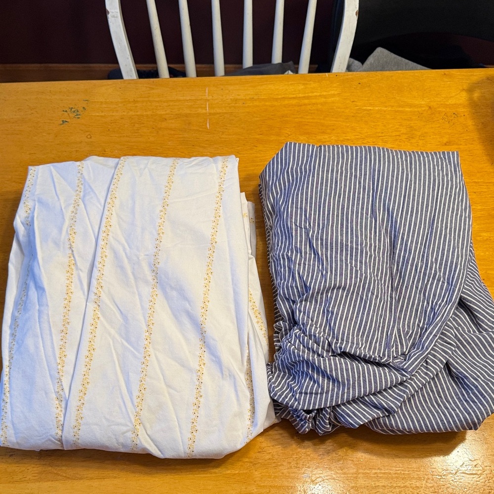 GAP Twin fitted and Flat Sheets. NO pillow cases.